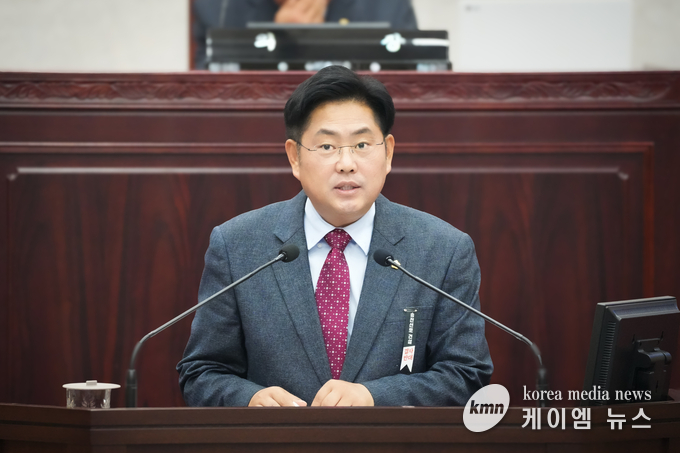 최호섭 운영위원장이 용인 SK하이닉스 반도체 폐수가 고삼저수지로 직접 유입되는 구조에 대해 강도 높은 시정질문을 하고 있다. 사진/안성시의회 제공