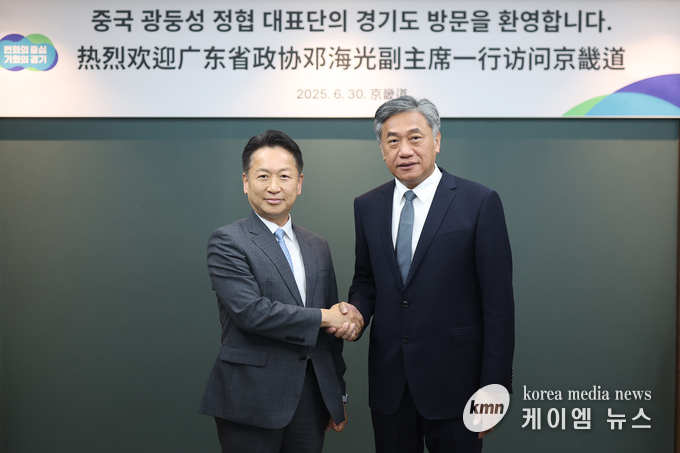 고영인 부지사와 덩하이광(鄧海光) 광둥성 정치협상회의 부주석이 악수하고 있다. 사진/경기도청 제공