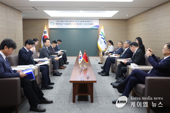 덩하이광(鄧海光) 광둥성 정치협상회의 부주석과 만나, 경제통상·문화관광·환경·청소년 등 분야에서 양 지역 교류협력을 강화할 방안을 논의했다. 사진/경기도청 제공