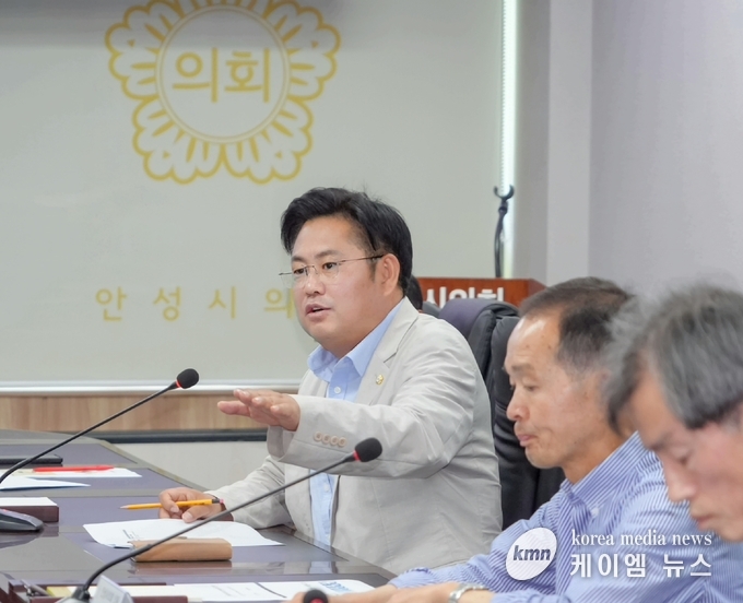 최호섭 운영위원장이 제232회 제1차 정례회 에서 고삼 제방도로 붕괴사고와 관련한 부실 대응 질타 사진/안성시의회 제공