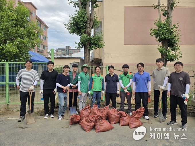 서정동 자율방재단 민관합동 빗물받이 현장 점검 마치고 함께하고 있다. 사진/ 평택시청 제공