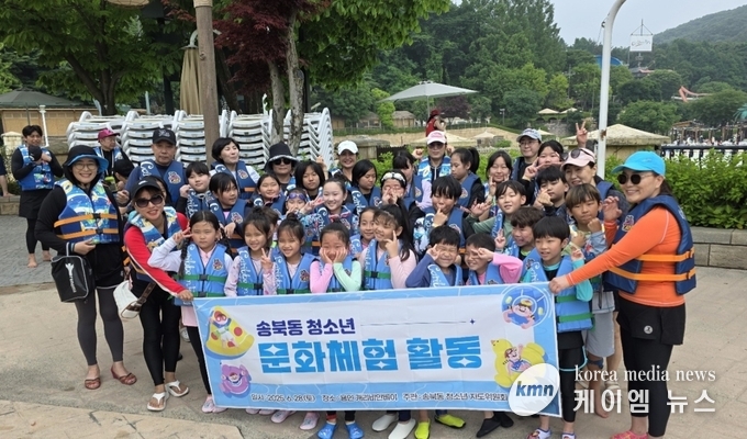 송북동 청소년지도위원회 지역아동센터 청소년과의 문화체험을 마치고 함께하고 있다. 사진/평택시청 제공