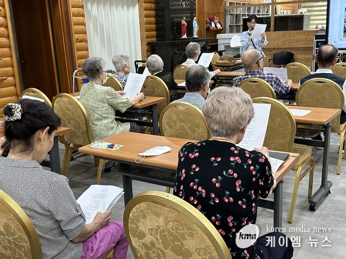  시니어 교육 프로그램 기억하고, 따라하고, 함께하는 독립운동을 운영하고 있다. 사진/안성시청 제공