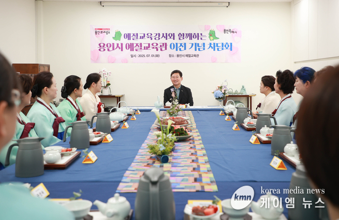 이상일 시장이 예절교육관을 방문해 강사들과 차담회를 갖고 예절교육관 이전 개관을 축하 했다. 사진/용인특례시청 제공