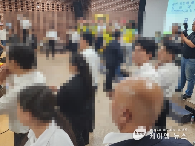 건장한 청년 40여 명을 공청회 장소에 투입하여 시민들의 출입과 언론인들의 취재를 방해하는 등 공포감을 조성하고있다.<사진/김영진기자>
