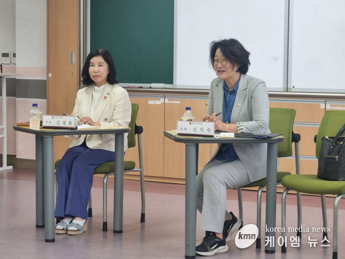김경희 의원과 신미숙 의원이 주관하여 간담회를 하고 있다. 사진/화성특례시청 제공