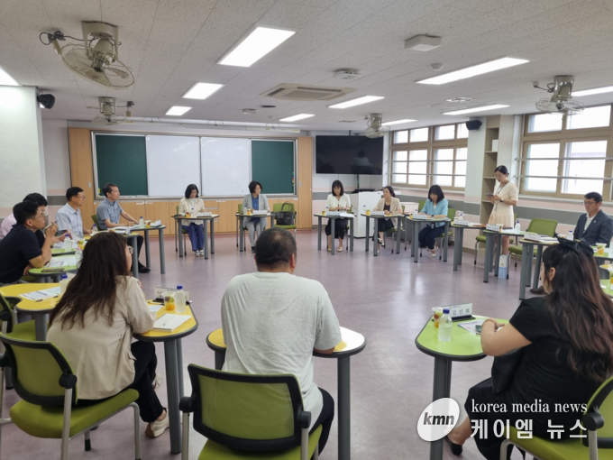 신미숙·김경희 의원과 함께하는 다문화 학부모 정담회를 열고 있다. 사진/화성특례시청 제공