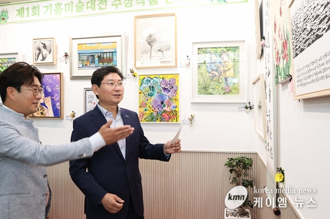 이상일 용인특례시장이 3일 기흥 미술대전 입상작 시상식'에 앞서 수상작품을 둘러보고 있다. 사진/용인특례시청 제공