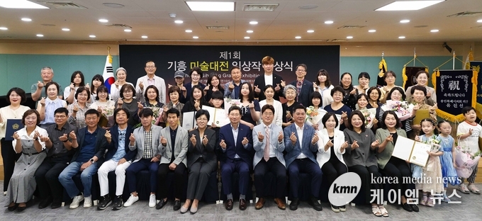 이상일 시장이 3일 제1회 기흥 미술대전 입상작 시상식 후 주민자치연합회 회원들과 작가들이 함께하고있다. 사진/용인특례시청 제공