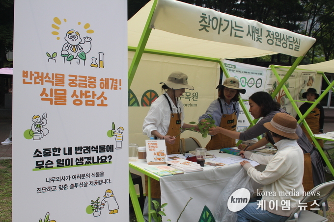 상반기 ‘찾아가는 새빛 정원상담실’에서 식물상담을 진행하는 모습 사진/ 수원특례시청 제공