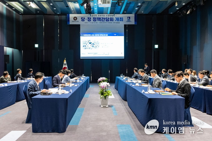 이재준 시장과 수원 지역 국회의원들이 정책간담회를 열고 있다. 사진/수원특례시청 제공