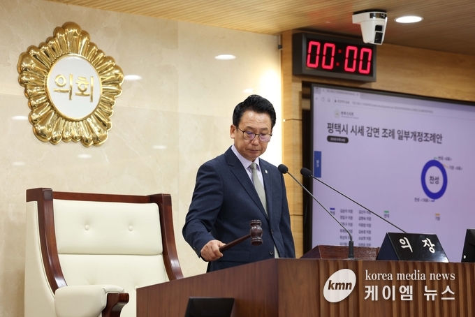평택시의회 제256회 제1차 정례회 제2차 본회의에서 의사봉 타봉하는 강정구 의장 사진/평택시의회 제공