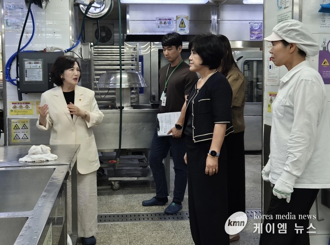  김영희 의원은 오산 가수초 급식실을 방문해 환경개선 방안을 관계자들과 논의하고 있다. 사진/경기도의회 제공
