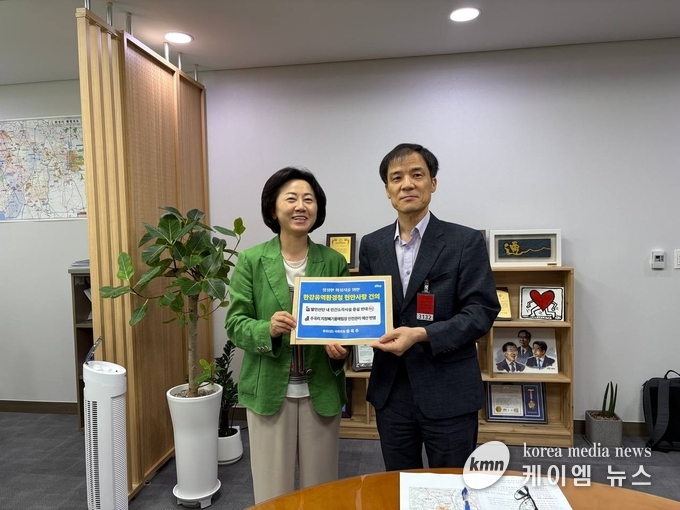 대책위원회에서 전달한 서명부와 건의문을 청장에게 전달하고 있다. 