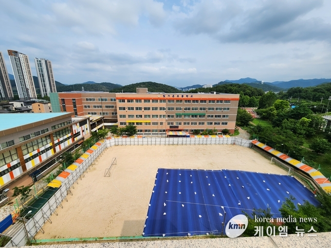 사고 현장 인근 빛가온초등학교의 모습. 안전진단을 위해 학교 운동장은 폐쇄된 상태다. <사진/김경석 기자>