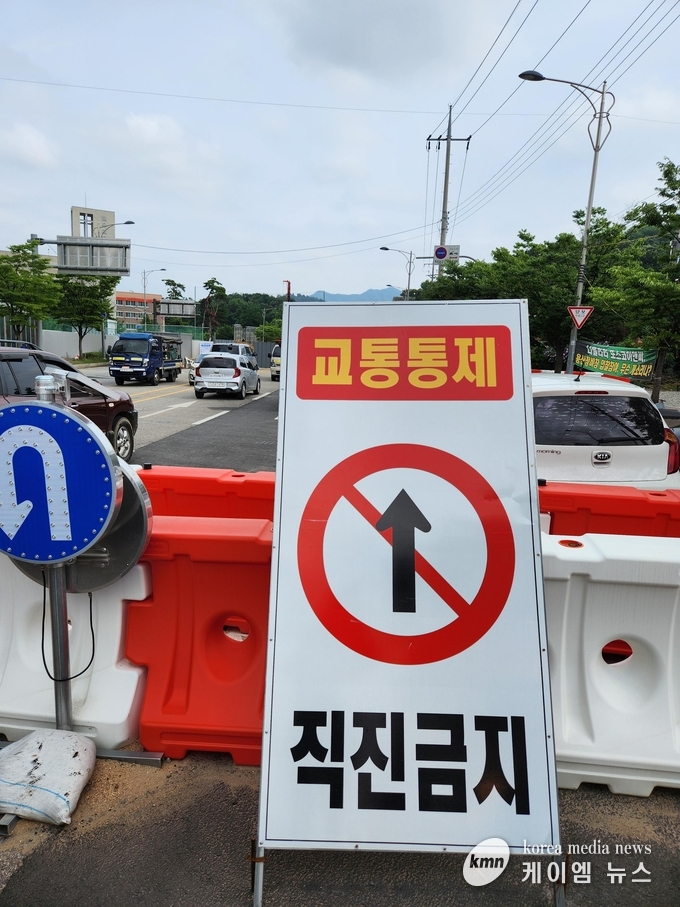 신안산선 붕괴 현장은 출입이 통제된 상태다. 교통통제를 알리는 표지판의 모습. <사진/김경석 기자>