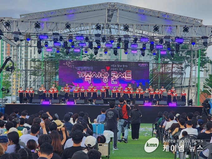 동탄 싱잉 엔젤스 어린이합창단이 합창을하고있다,<영상/김영진기자>