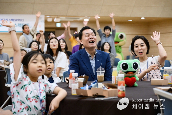 이재준 수원시장이 패밀리 데이 참가자들과 함께하고 있다. 사진/수원특례시청 제공