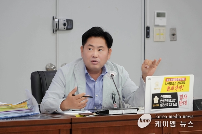 최 위원장은 평택시 종합장사시설 관련 추가 질의를 하고 있다. 사진/안성시청 제공