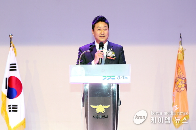 김 의장은 시흥 다문화 전문의용소방대 발대식에서 축사를 하고 있다. 사진/경기도의회 제공