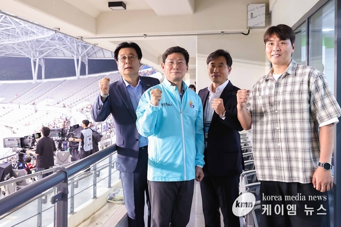 이상일 용인특례시장이 7일 열린 동아시안컵 대한민국과 중국의 남자 축구 국가대표 경기에서 용인미르스타디움의 시설을 점검하고 용인FC(가칭) 운영 방안을 논의했다. 사진/용인특례시청 제공