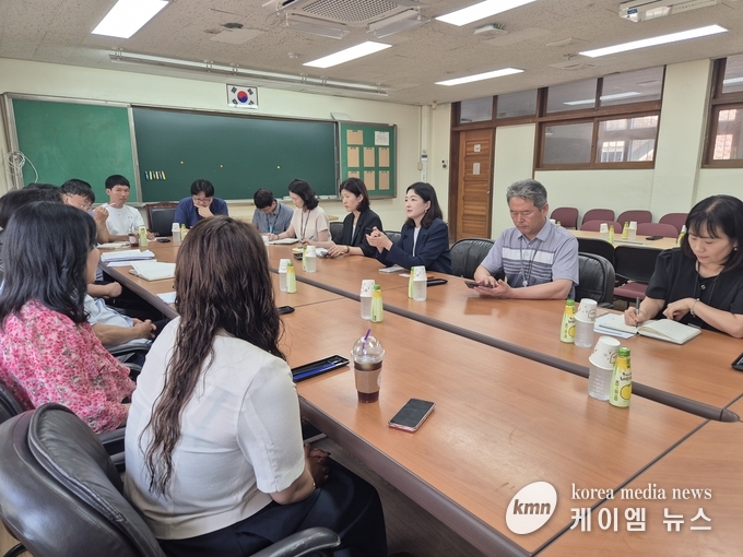  장윤정 의원, 안산 중앙중 ‘친환경 운동장 조성 현장과 지역사회의 다양한 의견을 청취청취하고 있다. 사진/경기도의회 제공