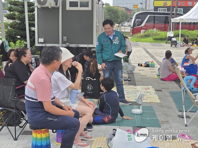 최호섭 의원은 시민들의 생생한 목소리를 경청하고 있다. 사진/안성시의회 제공