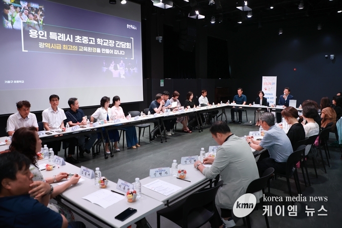 이상일 시장은 기흥구 지역 초등학교 교장들과 교육환경 개선을 위한 간담회를 열고 있다. 사진/용인특례시청 제공