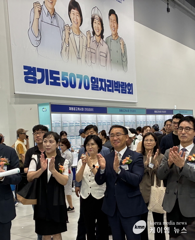 김선영 부위원장은 채용설명회에서 중장년 세대는 산업화와 지역사회의 주역들이라며 박수를 보내고 있다. 사진/ 경기도의회 제공