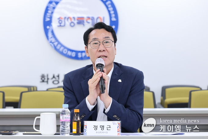 철도혁신추진 자문단 자문회에서 정명근 시장이 10일 열린 철도혁신추진단 자문회의에서 발언하고 있다. 사진/화성특례시청 제공
