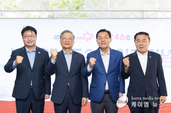이재준 수원시장(우측첫번째), 이재식 수원시의회 의장(우측 첫번째), 염태영 의원(왼쪽첫번째), LH 이한준 사장(왼쪽두번째)이 입주기념식에서 함께하고 있다. 사진/수원특례시청 제공
