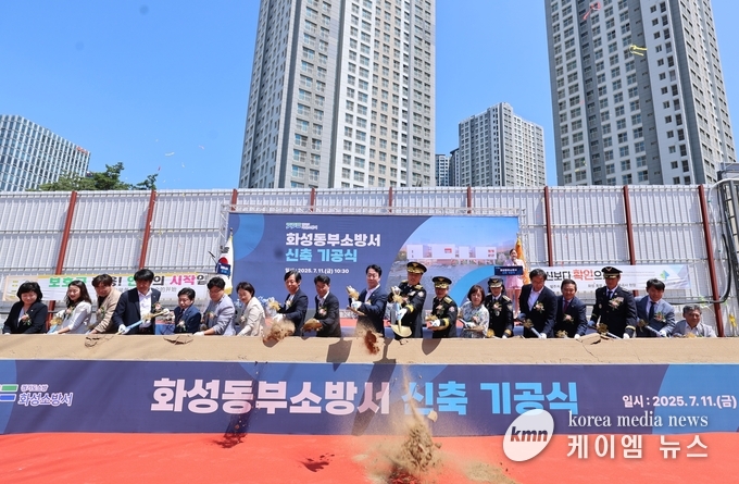  정명근 화성특례시장(사진 가운데)과 주요 내빈들이 화성동부소방서 신축 기공식에서 시삽하고 있다. 사진/화성특례시청 제공