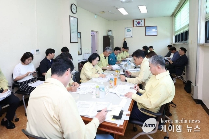 공직자들과 폭염에 대비한 긴급 대책회의를 하고 있다. <사진/김영진기자>