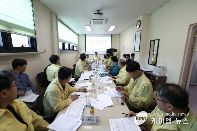 공직자들과 폭염에 대비한 긴급 대책회의를 하고 있다. <사진/김영진기자>