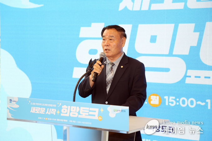 이재식 의장은 군공항 고도제한 완화 희망토크에서 축사를 하고있다. 사진/수원특례시의회 제공