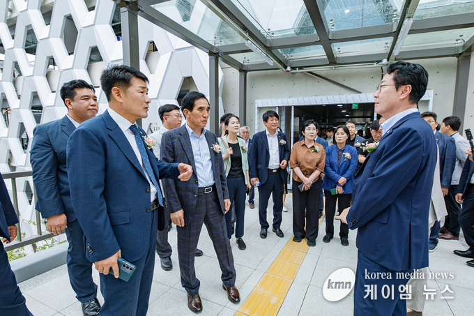 배정수의장과 정명근시장 대화모습 사진/화성특례시의회 제공