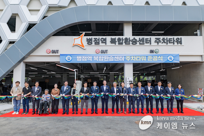 병점역 복합환승센터 주차타워 준공식에 배정수 의장과 정명근시장 등 참여자들이 컷팅식을 하고있다. 사진/화성특례시청 제공