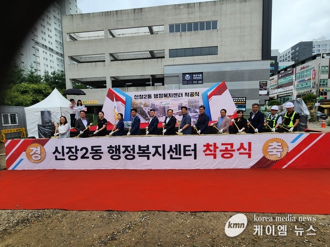 이권재 오산시장을 비롯해 이상복 오산시의회의장, 성길용 부의장, 전도현, 조미선, 송진영의원과 황태경 민주평통 오산시협의회 회장 등 많은 인사들이 시삽식을 하고있다.<사진/김영진기자>