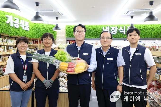정명근 화성특례시장이 16일 로컬푸드 직매장 유앤아이점 직원들을 격려하고 함께 기념촬영을 하고 있다. 사진/화성특례시청 제공