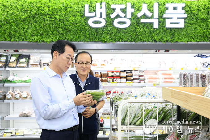 정명근 화성특례시장이 16일 로컬푸드 직매장 유앤아이점을 방문해 판매 중인 지역 농산물을 살피고 있다. 사진/화성특례시청 제공