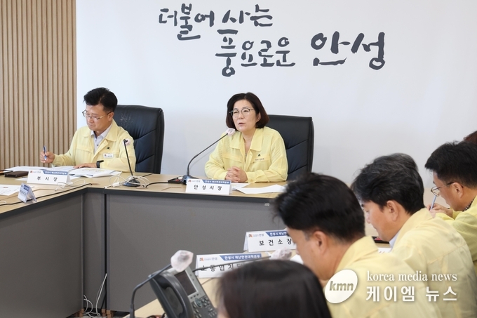 김보라 시장은 관내 재해취약지역 및 주요 시설물에 대한 사전점검과 대응태세 강화를 지시하고 있다. 사진/안성시청 제공