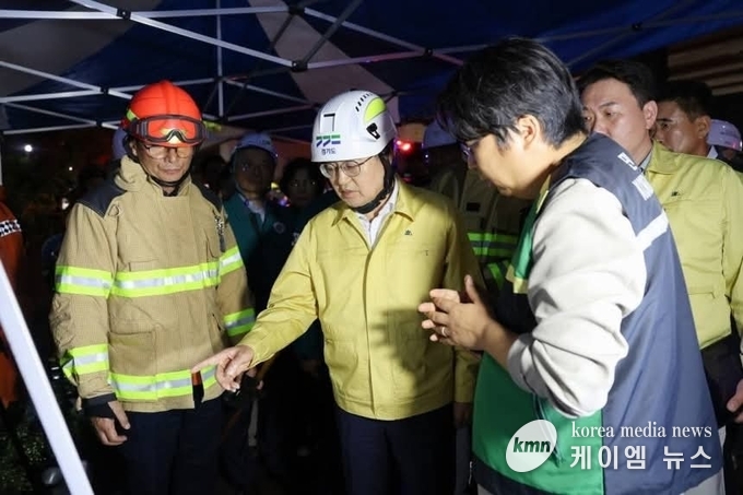사고 소식을 접한 김동연 경기도지사가 사고 현장에 도착 상황을파악하고있다.<김영진기자>