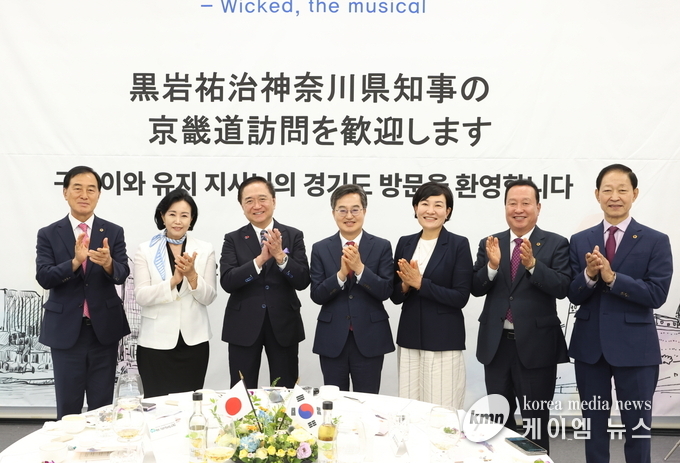정윤경 부의장을 비롯해 이제영 미래과학협력위원장, 이채명 의원, 윤재영 의원, 안계일 의원이 함께하고있다. 사진/경기도의회 제공