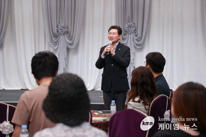 17일 용인특례시청 컨벤션홀에서 열린 '마음토닥토크 콘서트'에서 이상일 시장이 인사말을 하고 있다. 사진/용인특례시청 제공