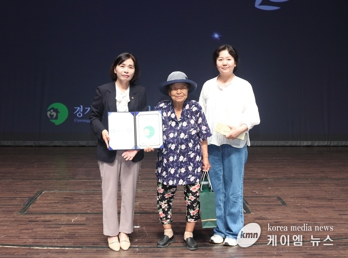 지난 15일 황의원은 2025년 한마음대축제 참석 후 어르신과 함께하고 있다. 사진/경기도의회 제공