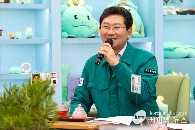 17일 시청에서 열린 제13회 안전문화살롱에서 이상일 시장이 발언하고 있다. 사진/용인특례시청 제공