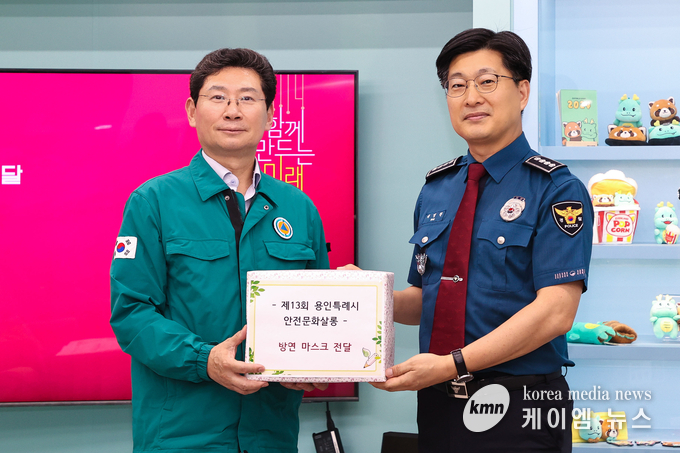  17일 열린 제13회 안전문화살롱에 참석한 이상일 시장이 배영찬 서장에게 방연마스크를 전달하고 있다, 사진/용인특례시청 제공