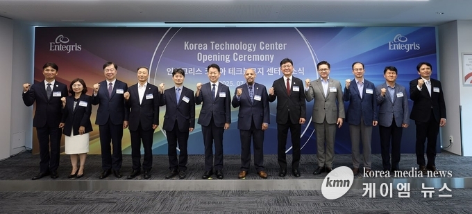 인테그리스 부사장, 김재원 인테그리스코리아 사장, 고영인 경기도 경제부지사, 허남석 안산시 부시장, 이기정 한양대학교 총장, 등이 함께하고 있다. 사진/경기도청 제공