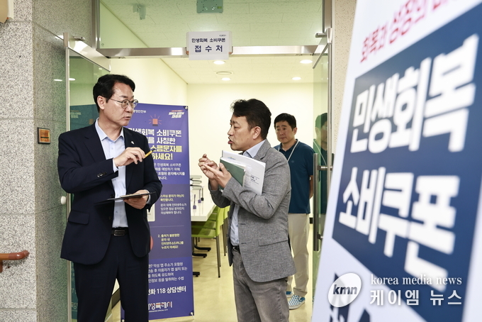 정명근시장이 18일 기배동행정복지센터를 찾아 민생회복 소비쿠폰 전담창구 준비 상황을 점검하고 있다. 사진/화성특례시청 제공