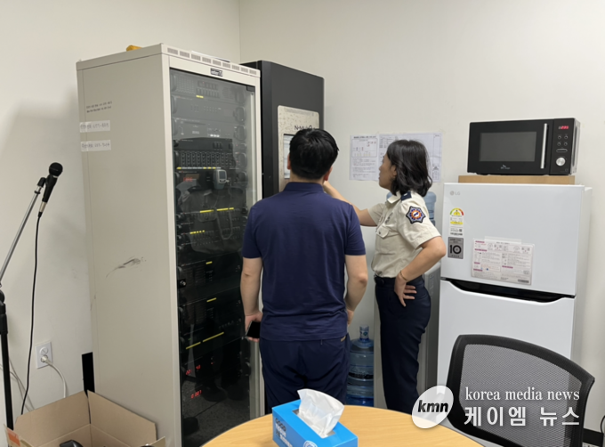 관계자가 안전점검을 하고 있다. 사진/안성소방서 제공